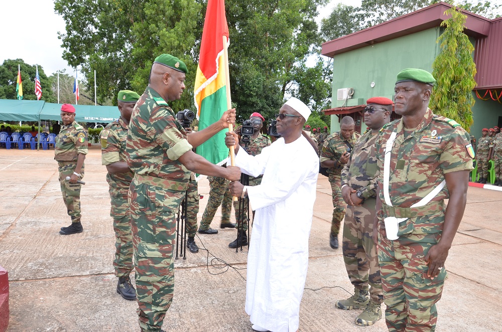 opérations militaires à Kidal (Mali)/ Le ministre de la Défense guinéen remet le drapeau au bataillon Gangan 5 - Guinee7.com