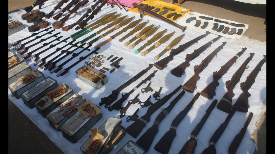 Un arsenal exposé par la police guinéenne : Des trafiquants, un Malien et  un militaire guinéen arrêtés - Guinee7.com